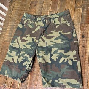 Levi’s camouflage shorts size 34